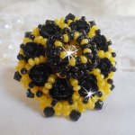 Anillo Dorine bordado con cabujones de rosa negra, un bisel de Cristal y cuentas de semillas de Azabache y Amarillo